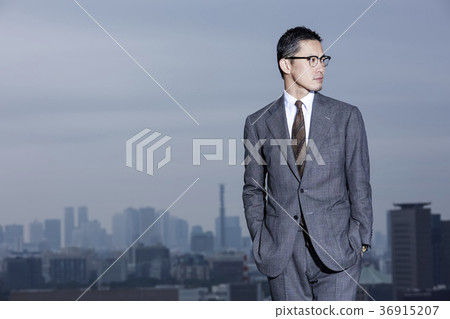 站立在屋頂的商人 站立在屋頂的商人 36915207