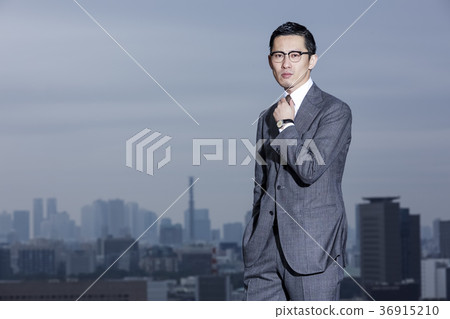 站立在屋頂的商人 站立在屋頂的商人 36915210