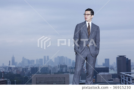 Businessman standing on the roof 36915230