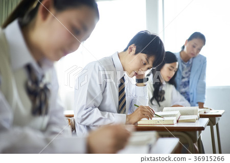 學生在教室裡學習 36915266