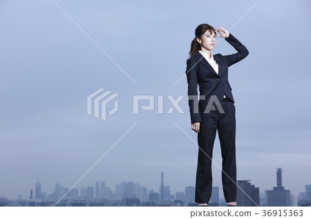 Business woman standing on the rooftop 36915363
