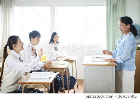 學生在教室裡學習 36915406