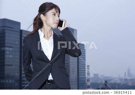Business woman making a phone call Business woman making a phone call 36915411