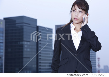 打電話的女商人 36915429