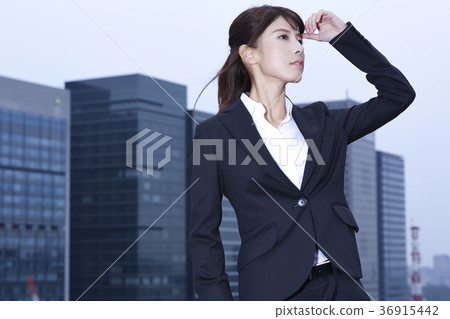 Business woman standing on the rooftop Business woman standing on the rooftop 36915442
