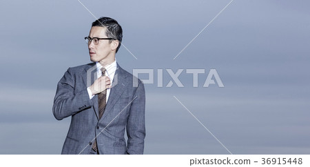 站立在屋頂的商人 站立在屋頂的商人 36915448