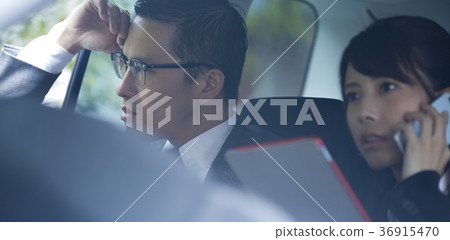 Businessman and businesswoman in car Businessman and businesswoman in car 36915470
