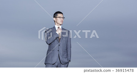 站立在屋頂的商人 站立在屋頂的商人 36915478