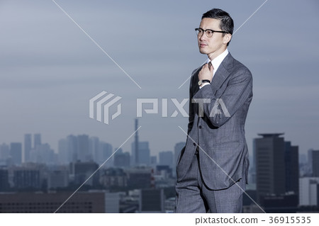 站立在屋頂的商人 站立在屋頂的商人 36915535