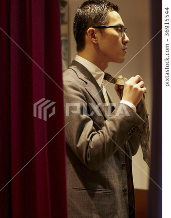 Businessman standing on the roof 36915544