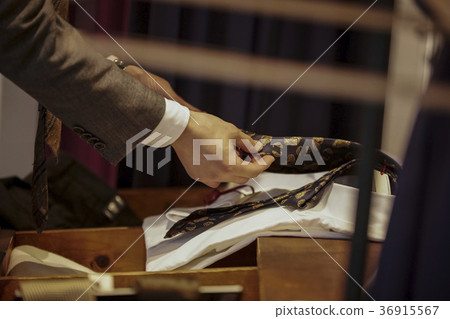 站立在屋頂的商人 36915567