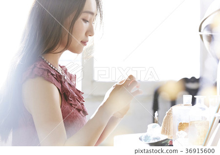 Women who make up makeup 36915600