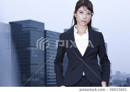 Business woman standing on the rooftop 36915601