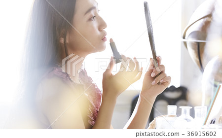 Women who make up makeup Women who make up makeup 36915602