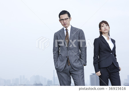 站立在屋頂的商人和女實業家 36915616