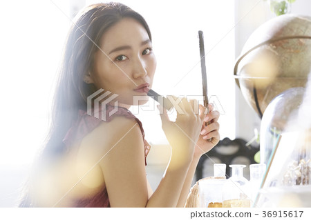 化妝的女人 36915617