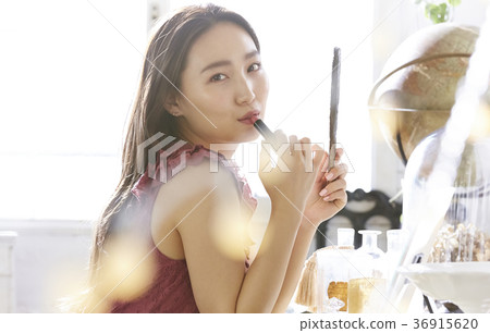 化妝的女人 36915620