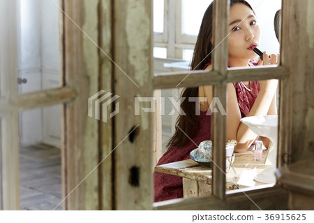 Women who make up makeup Women who make up makeup 36915625