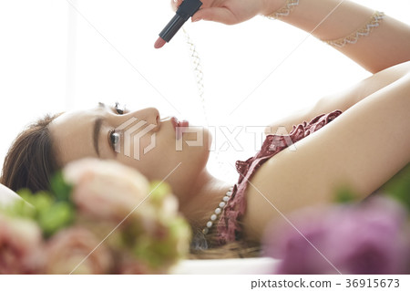 Beauty theme woman portrait 36915673
