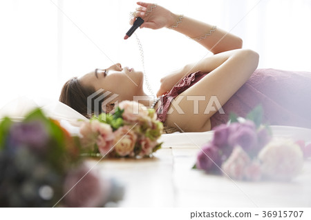 Beauty theme woman portrait Beauty theme woman portrait 36915707