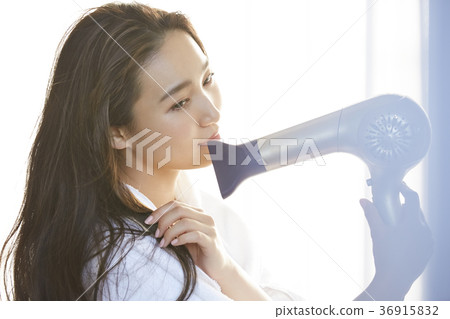 Women who make up makeup 36915832