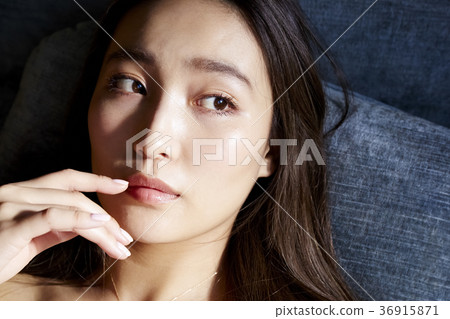 Beauty theme woman portrait Beauty theme woman portrait 36915871