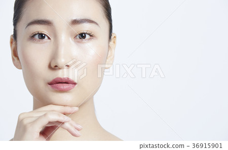 Beautiful woman beauty portrait 36915901