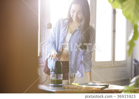 Women who drink smoothies 36915923