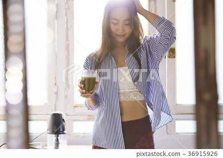 喝冰沙的女人 36915926