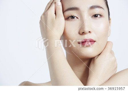 Beautiful woman beauty portrait 36915957