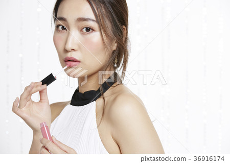 Beautiful woman beauty portrait 36916174