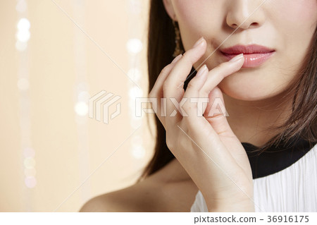 Beautiful woman beauty portrait 36916175