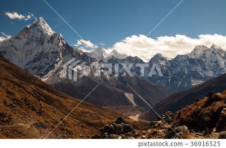 The peak of Mount Ama Dablam seen from Dingboche 36916525