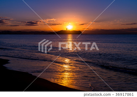 《神奈川縣》，俯瞰江之島的湘南海岸的黎明。《十二月》 36917861