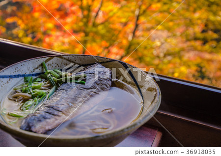 Shinsoba of Kyoto specialties that have autumn leaves in the background 36918035