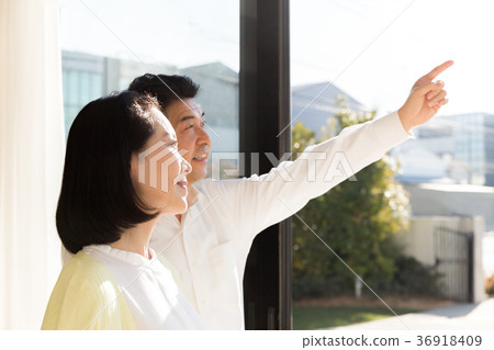 Senior couple lifestyle 36918409