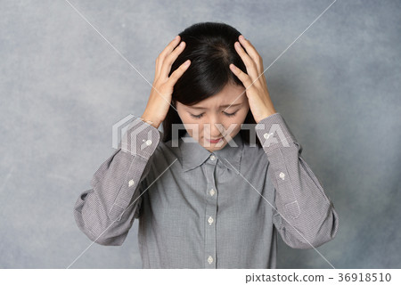 一個女人抱著一個頭 36918510