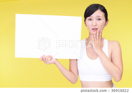 A woman with a troubled look 36918822