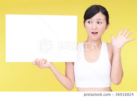 一個驚訝的表情的女人 36918824