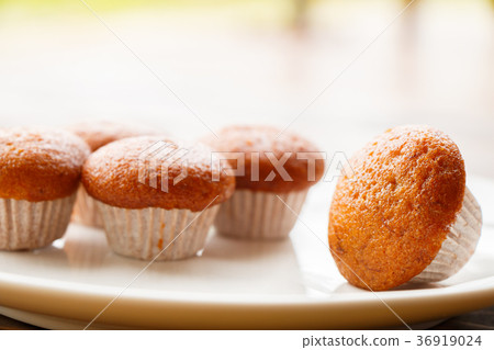 Banana muffin cake 36919024