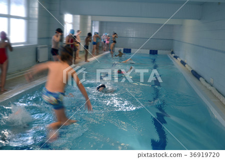 swimming children in swimming lessons 36919720