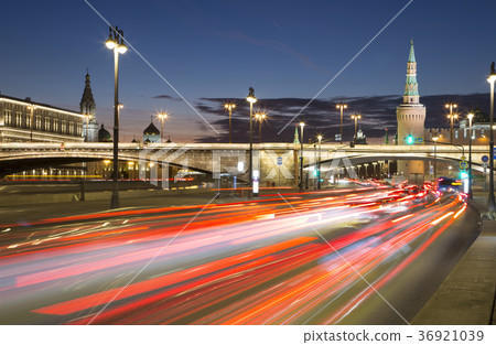 Night traffic on the Moskvoretskaya Embankment  36921039