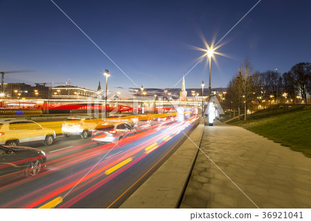Night traffic on the Moskvoretskaya Embankment  36921041