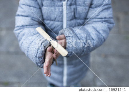 飛行竹蜻蜓的孩子 36921241