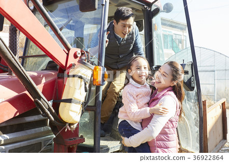 Dad, mom, daughter, family, countryside, living 36922864