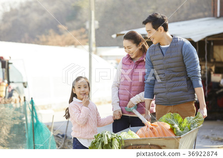 Dad, mom, daughter, family, countryside, living 36922874