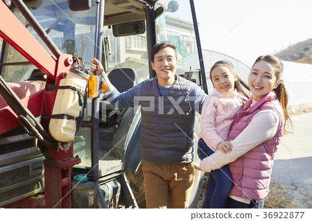 Dad, mom, daughter, family, countryside, living 36922877