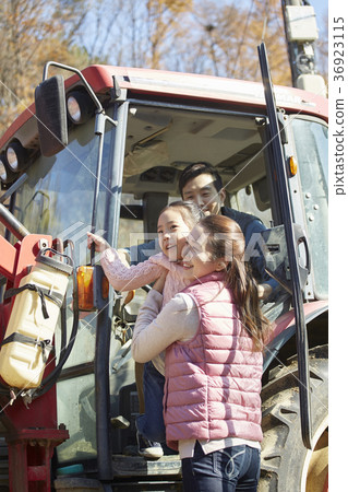 Dad, mom, daughter, family, countryside, living 36923115