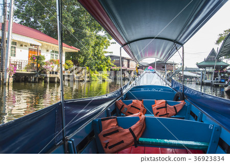 Boat tour of leisurely waterside by boat 36923834