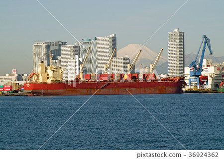 橫濱建築物和紅色貨船 橫濱建築物和紅色貨船 36924362